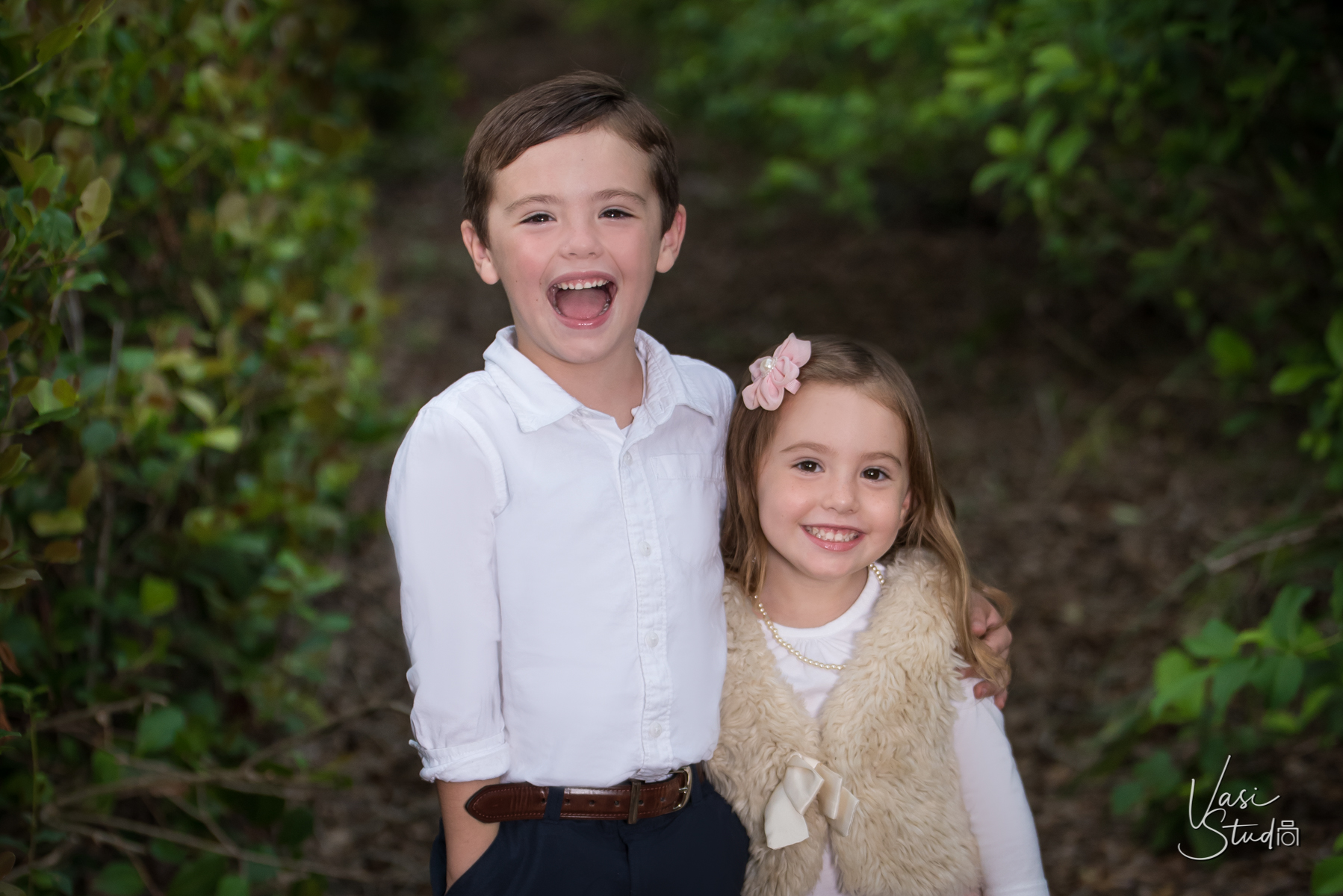 Sibling pictures available in all package sets from Vasi Siedman.